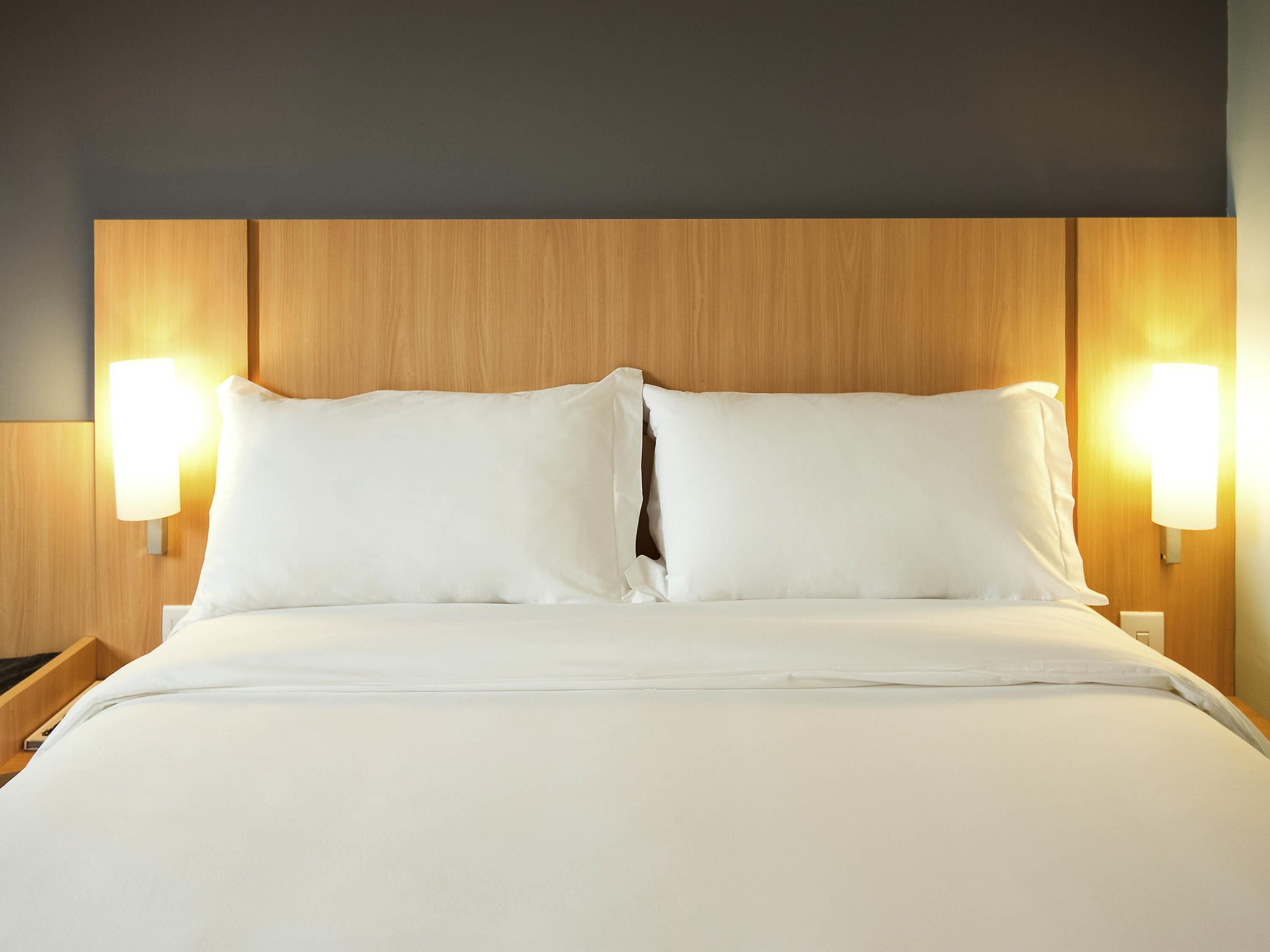 Minibar, cortinas blackout y sistema de insonorización 