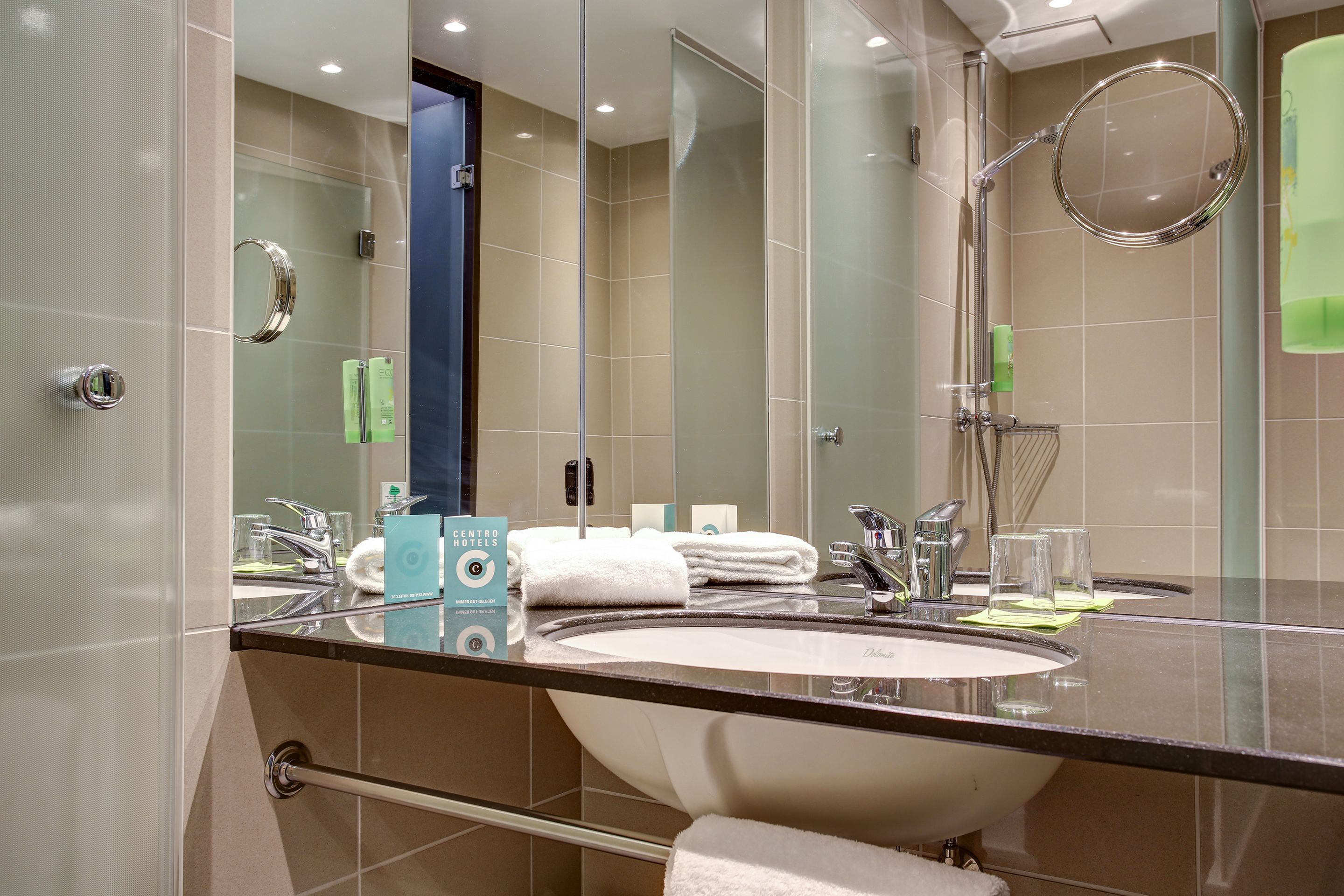 hydromassage showerhead, hair dryer, towels