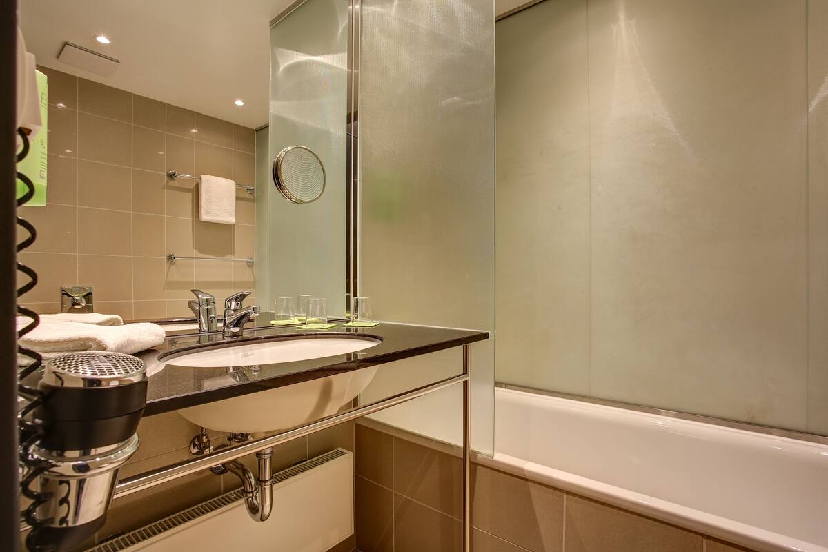 hydromassage showerhead, hair dryer, towels