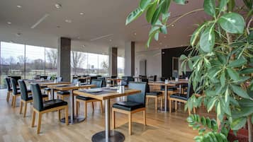 Morgunverðarhlaðborð daglega (14.9 EUR á mann)