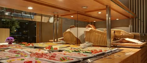 Daily buffet breakfast for a fee