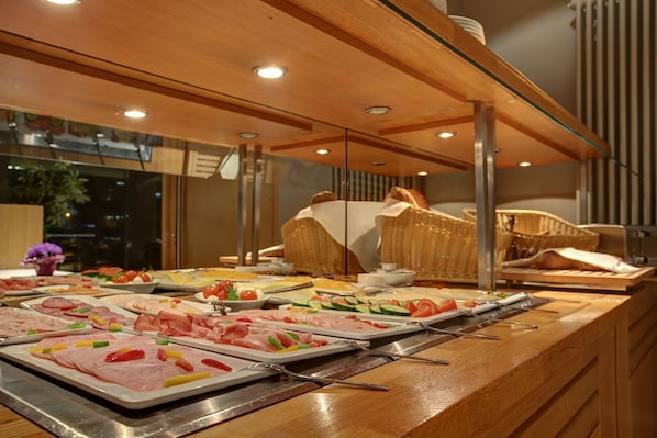 Daily buffet breakfast for a fee