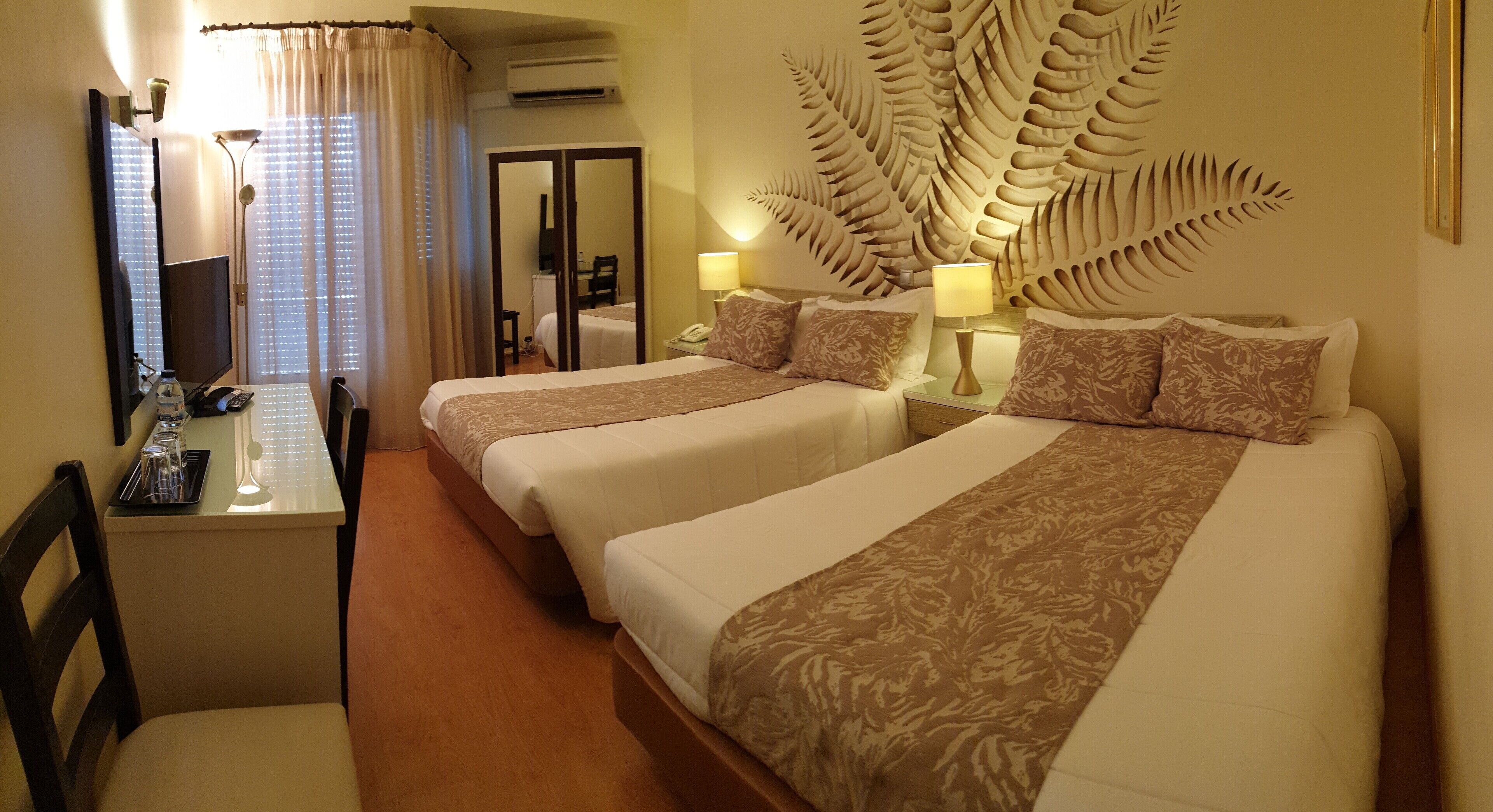 family room | hypo-allergenic bedding, desk, iron/ironing board, free cots/infant beds