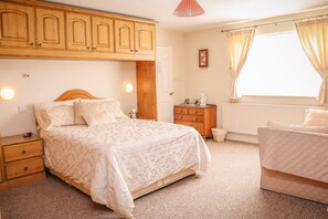 Large Double Family Room | Iron/ironing board, bed sheets - Holly Tree Farm (Macclesfield)