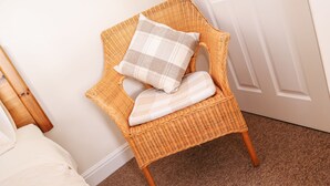 Quarto casal de uso individual | Ferros/tábuas de passar roupa, roupa de cama