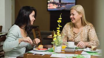 Desayuno buffet diario (BRL 26 por persona)