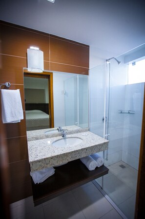 Shower, hair dryer, towels - CLH Suítes Foz do Iguaçu (Foz do Iguaçu)