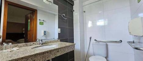 Un baño con dos lavamanos, un inodoro y una zona de ducha.