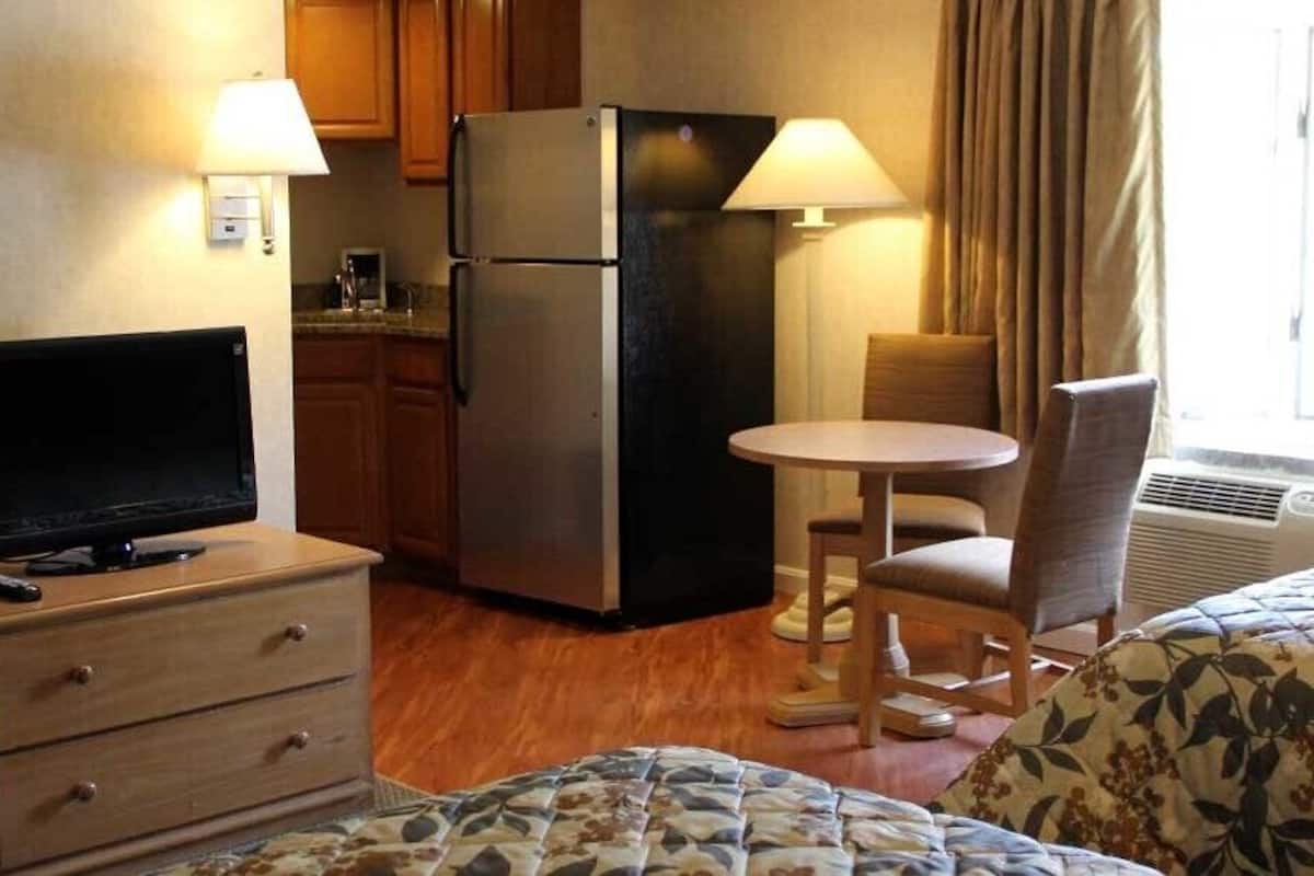 Studio 2 Queen Beds, Full Kitchen