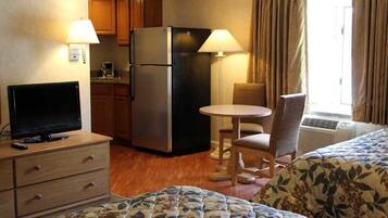 Studio 2 Queen Beds, Full Kitchen | Pillowtop beds, soundproofing, iron/ironing board, free WiFi