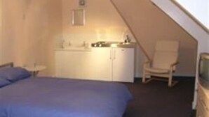 Standard Double Room, Shared Bathroom (B&B) | Soundproofing, WiFi (free) - Athol House (South Shields)
