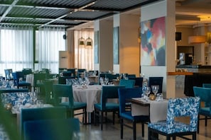 2 restaurantes, culinária internacional