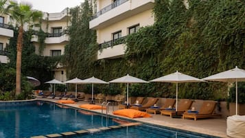 Outdoor pool, sun loungers