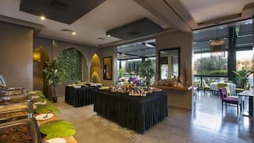 2 restaurantes, cocina internacional