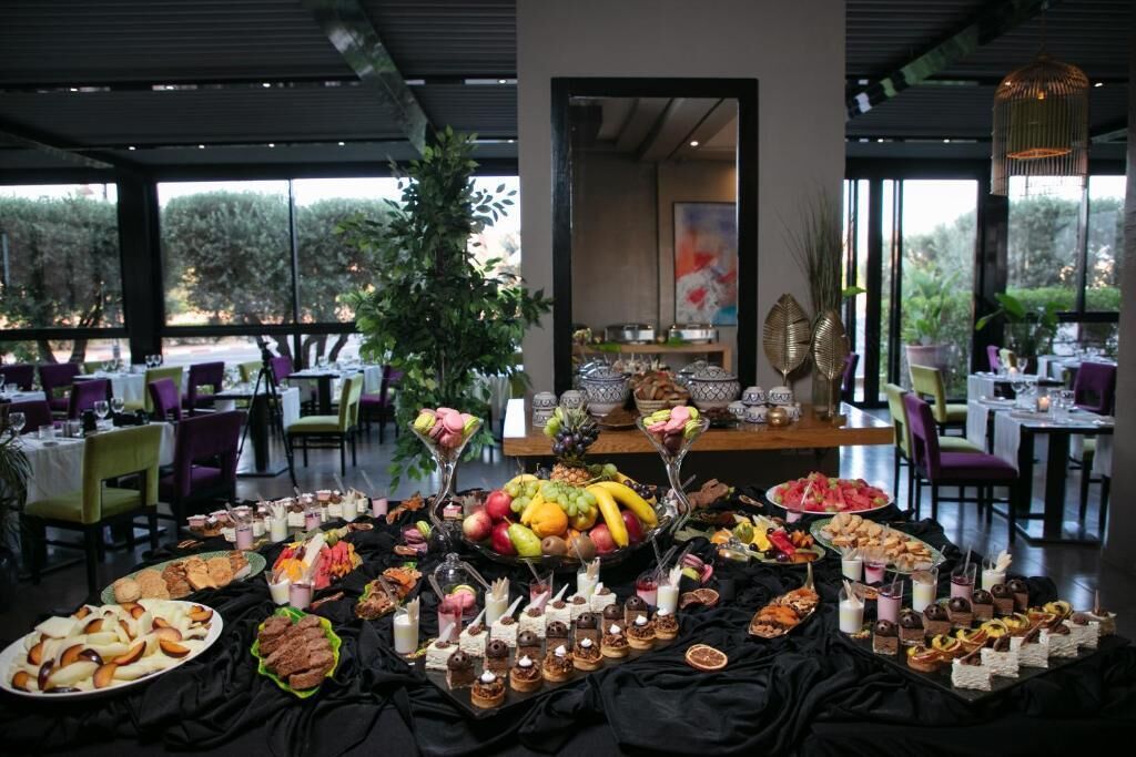 2 restaurants, international cuisine