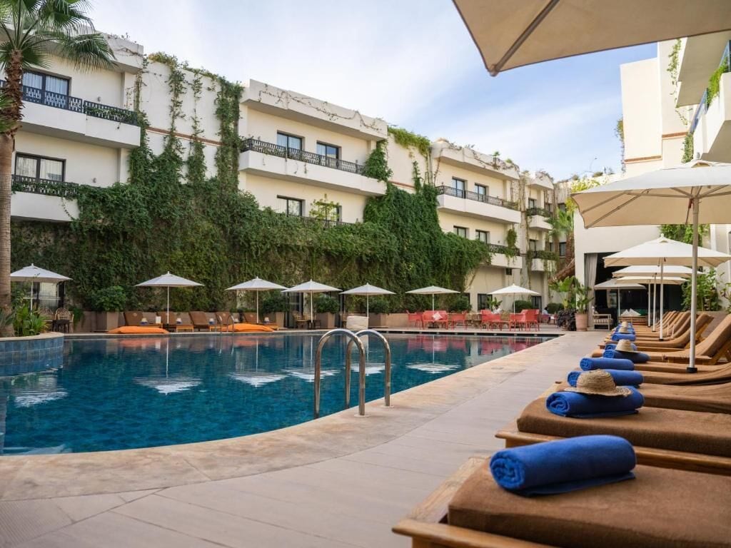 室外游泳池，日光浴躺椅