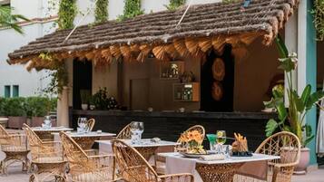 2 restaurants, spécialités Cuisine internationale