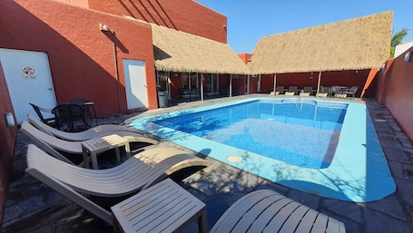 Una piscina al aire libre