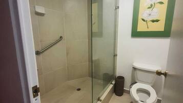 Dusche, kostenlose Toilettenartikel, Handtücher, Seife