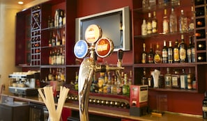 Serves lunch, dinner and happy hour