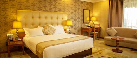 Junior Suite | Egyptian cotton sheets, premium bedding, pillow-top beds, minibar