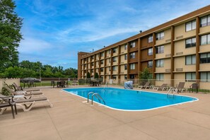 Outdoor pool, sun loungers - Best Western Northwest Indiana Inn (Hammond)