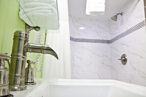 Economy-Suite, 1 Schlafzimmer, Nichtraucher, Poolzugang | Badezimmer | Dusche, Haartrockner, Handtücher