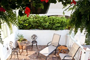 Deluxe Suite, 1 Bedroom, Accessible, Kitchen | Courtyard view
