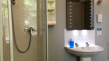 Twin Room | Bathroom