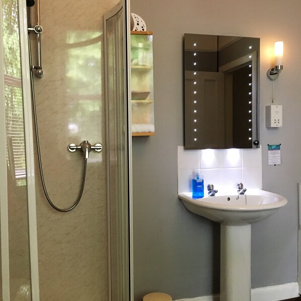 Twin Room | Bathroom