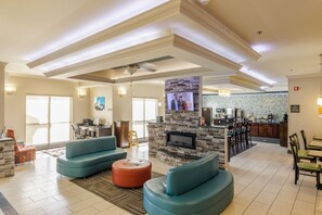 Lobby sitting area - Best Western Elkhart Inn & Suites (Elkhart)