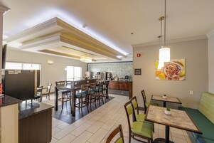 Desayuno completo incluido todos los días