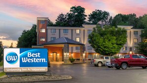 Un hôtel Best Western avec une enseigne indiquant qu’il s’agit d’un établissement affilié à l’université de Valparaiso.