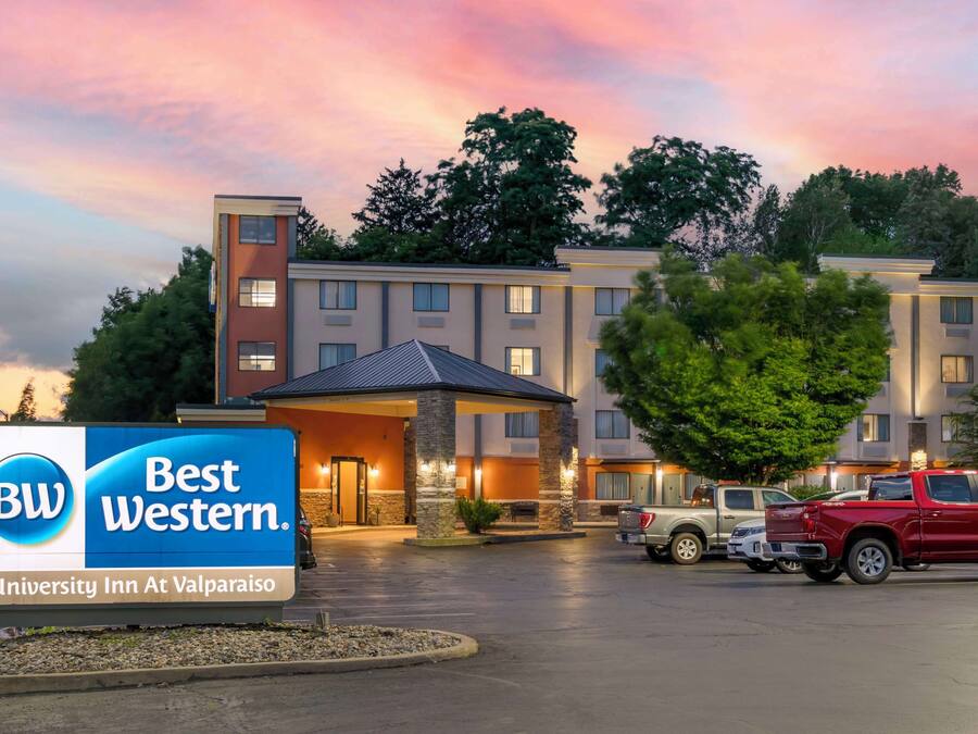 Un hôtel Best Western avec une enseigne indiquant qu’il s’agit d’un établissement affilié à l’université de Valparaiso.