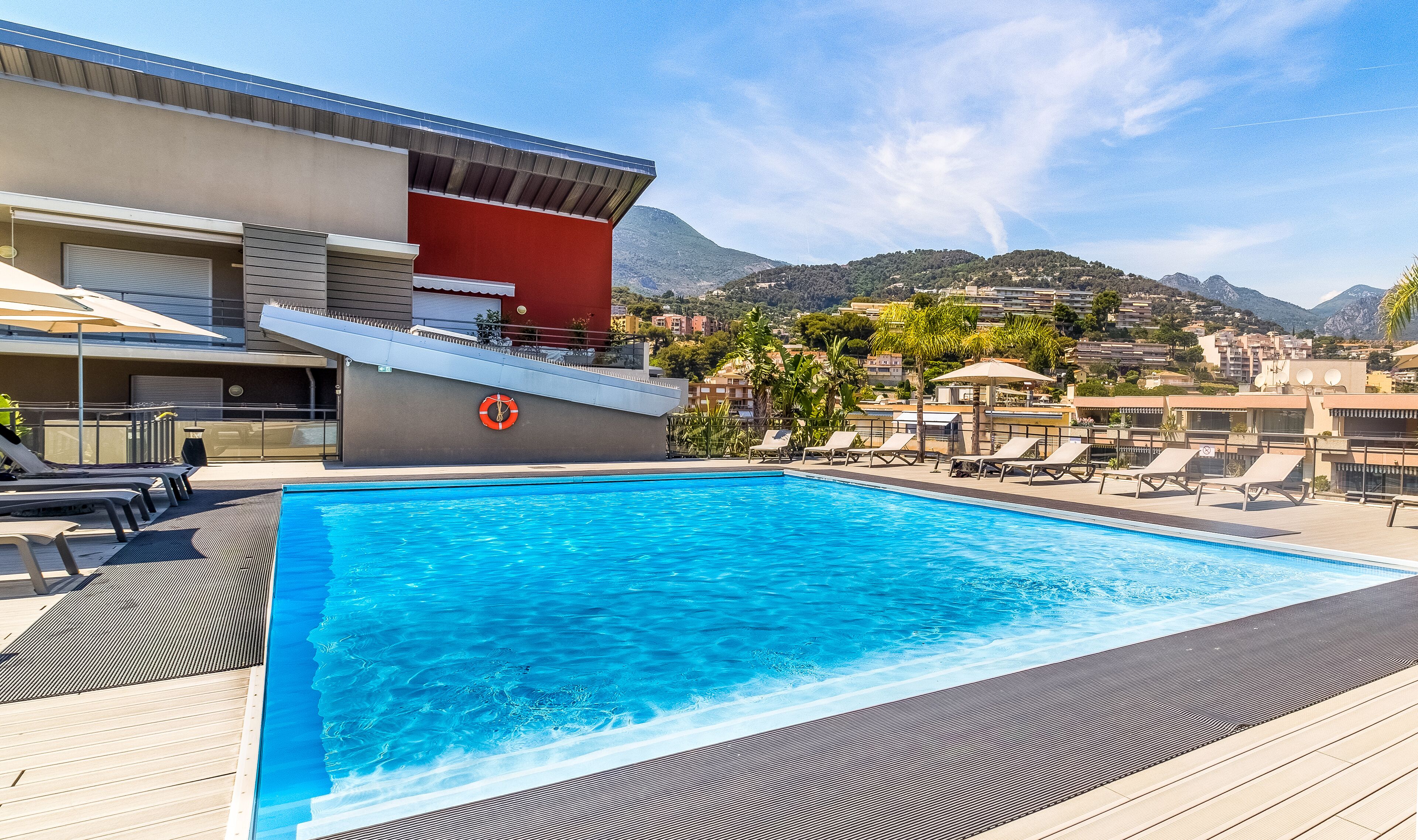 Piscina stagionale all'aperto, lettini
