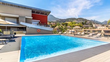 Piscina stagionale all'aperto, lettini