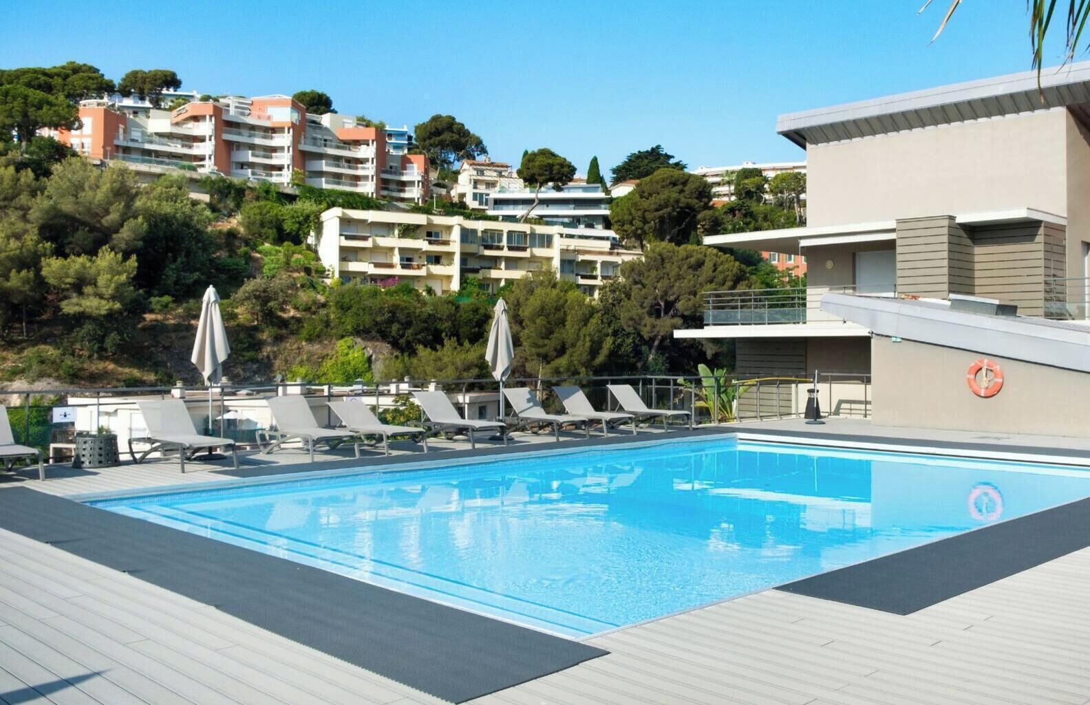 Außenpool (je nach Saison geöffnet), Liegestühle