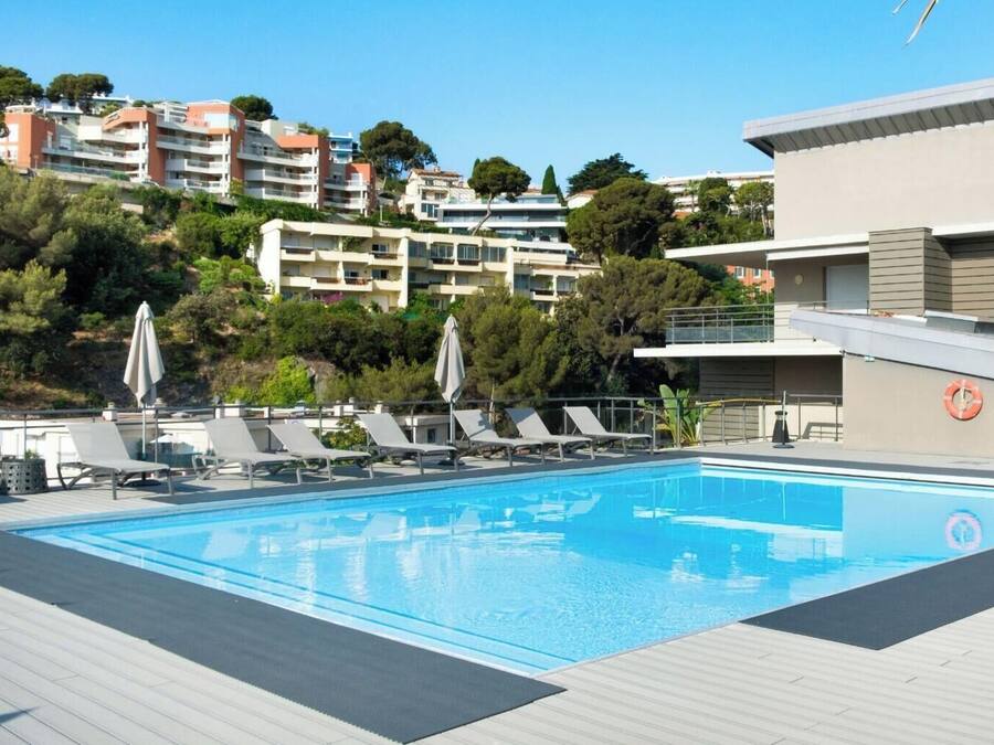 Außenpool (je nach Saison geöffnet), Liegestühle