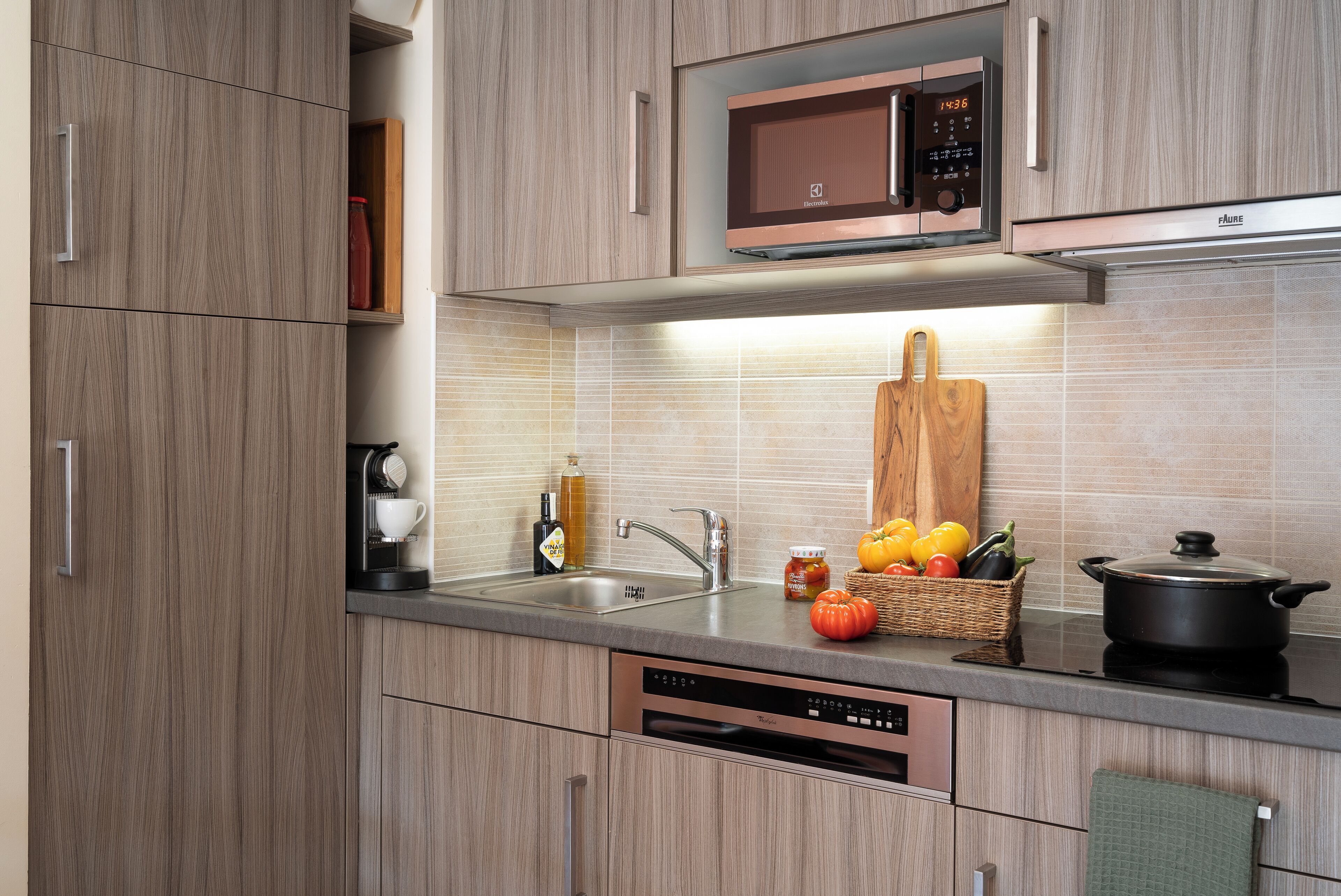 Appartement 6 personnes - 2 chambres - Climatisé | Cocina privada | Refrigerador, microondas, horno y parrilla de estufa 