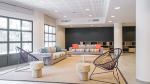 Lobby-lounge