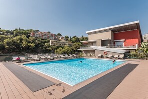 Piscina a l'aire lliure de temporada i gandules 