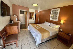 Premium bedding, memory foam beds, iron/ironing board, free WiFi - Sun Valley Motel (Junction)