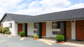 Een motel met een eenvoudige, gelijkvloerse structuur, met een centrale ingang, een donkere deur en een klein portaal.