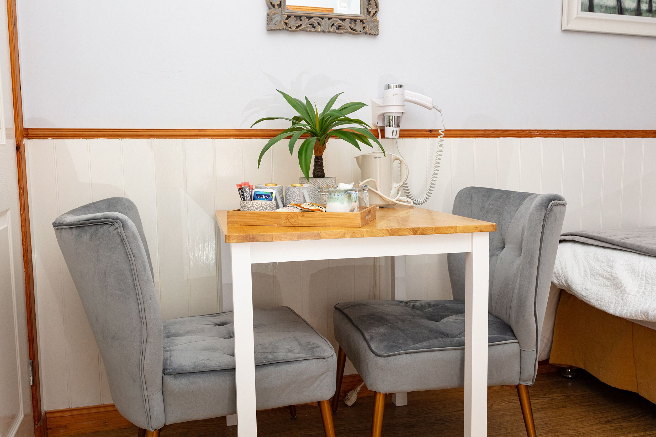 Twin Room, Ensuite (Breakfast Included)
