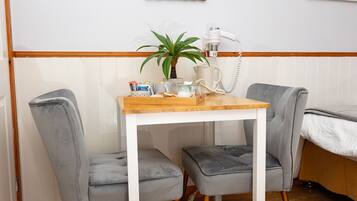 Twin Room, Ensuite (Breakfast Included)