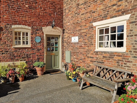 Exterior. Black Swan Guest House