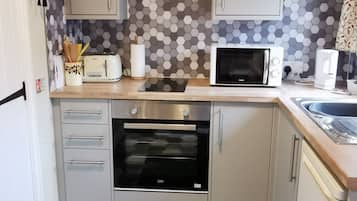 Superior Double Room, Accessible, Ensuite | Private kitchen | Electric kettle