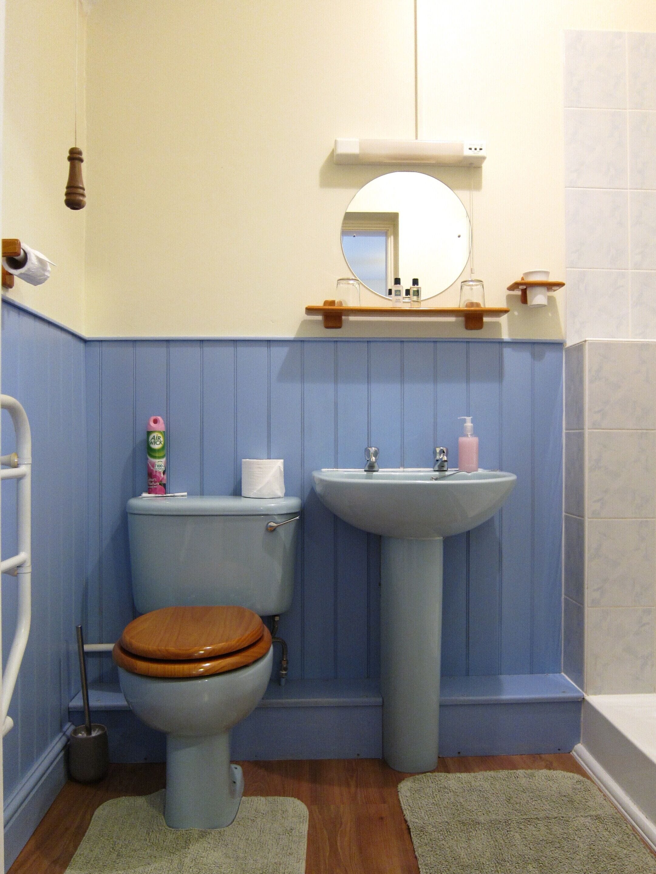 Deluxe Twin Room, Ensuite (Ground Floor) | Bathroom | Shower, free toiletries, hair dryer, towels