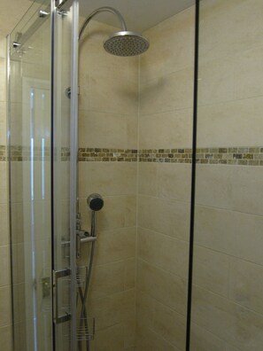 Premier-Doppelzimmer, mit Bad | Badezimmer | Dusche, kostenlose Toilettenartikel, Haartrockner, Handtücher