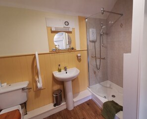 Superior tweepersoonskamer, toegankelijk voor mindervaliden, en-suite badkamer | Badkamer | Een douche, gratis toiletartikelen, een haardroger, handdoeken